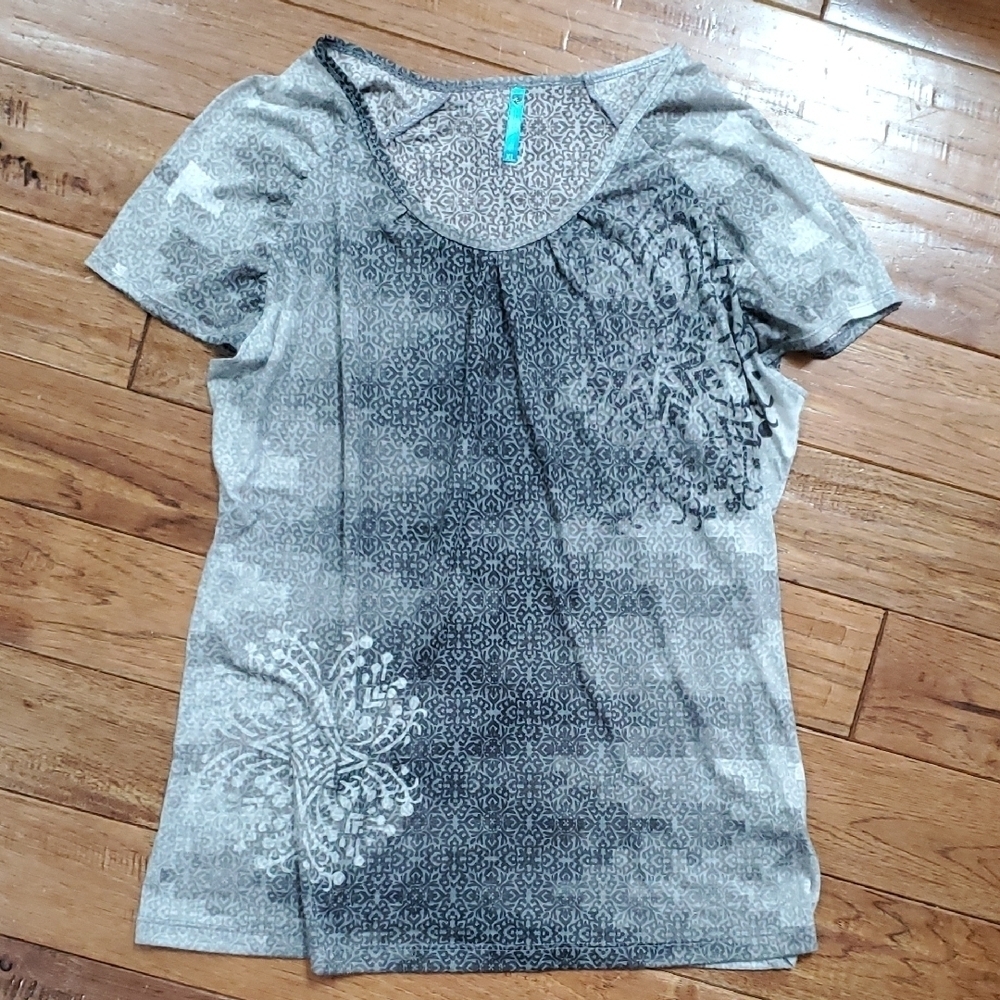 Fitted Gray Short Sleeve Tee with Subtle Pattern and Floral Design